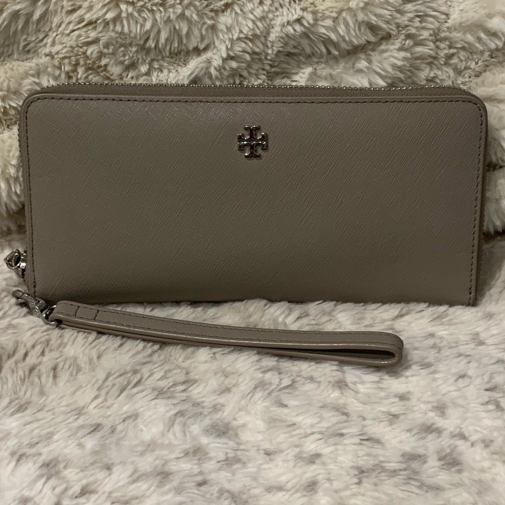 Authentic Tory Burch Continental Wristlet Wallet
